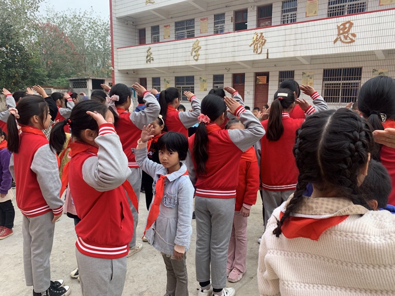 黄湖小学举行新少先队员入队仪式9.jpg 黄湖小学举行新少先队员入队仪式9.jpg