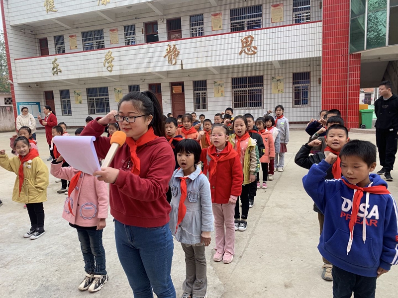 黄湖小学举行新少先队员入队仪式11.jpg 黄湖小学举行新少先队员入队仪式11.jpg