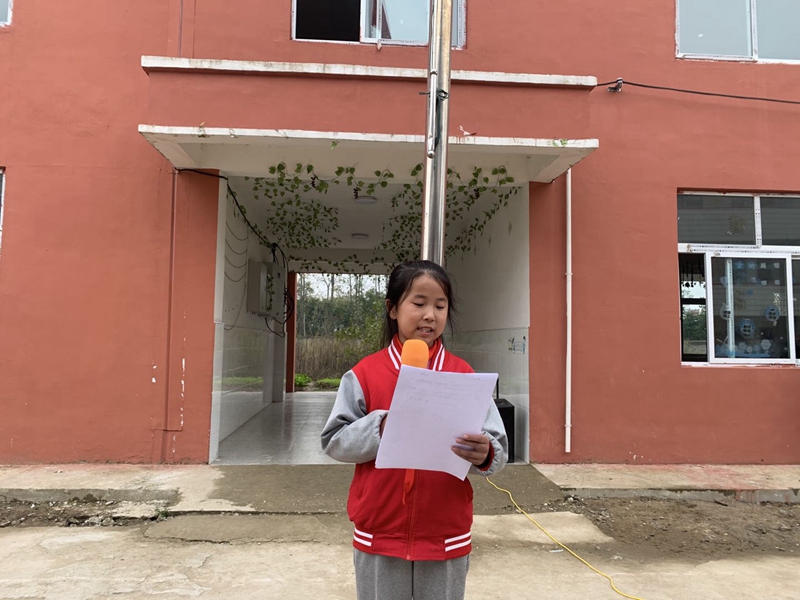 黄湖小学举行新少先队员入队仪式12.jpg 黄湖小学举行新少先队员入队仪式12.jpg