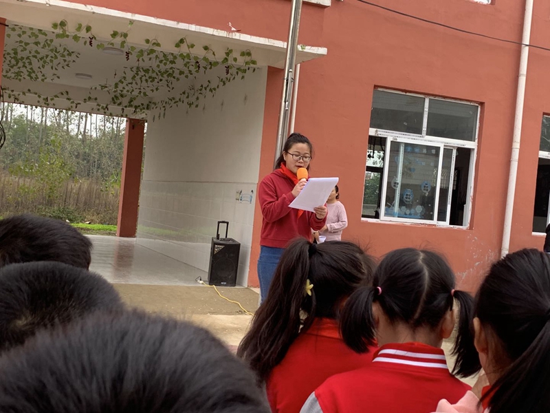 黄湖小学举行新少先队员入队仪式14.jpg 黄湖小学举行新少先队员入队仪式14.jpg