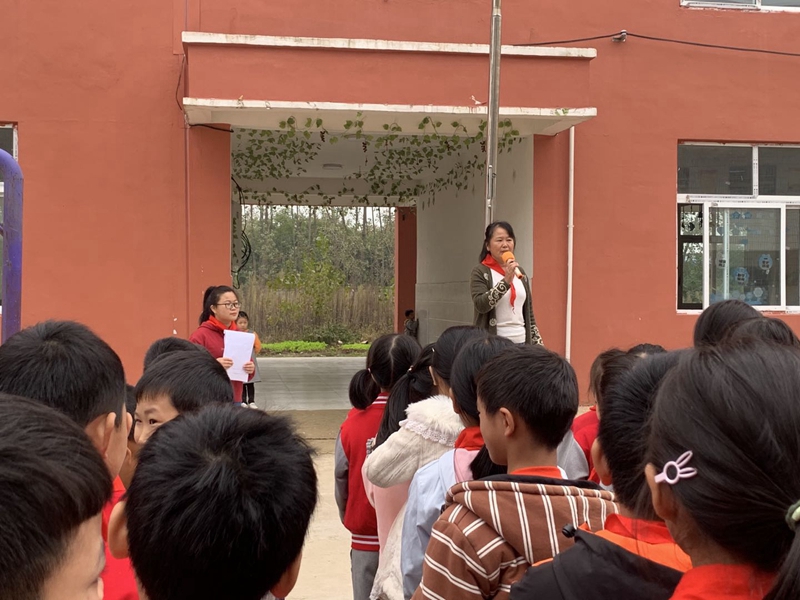 黄湖小学举行新少先队员入队仪式15.jpg 黄湖小学举行新少先队员入队仪式15.jpg