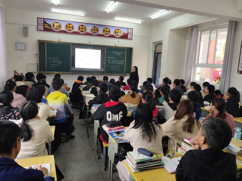 潢川县教研室领导到仁和中学开展推门听课活动2.jpg 潢川县教研室领导到仁和中学开展推门听课活动2.jpg