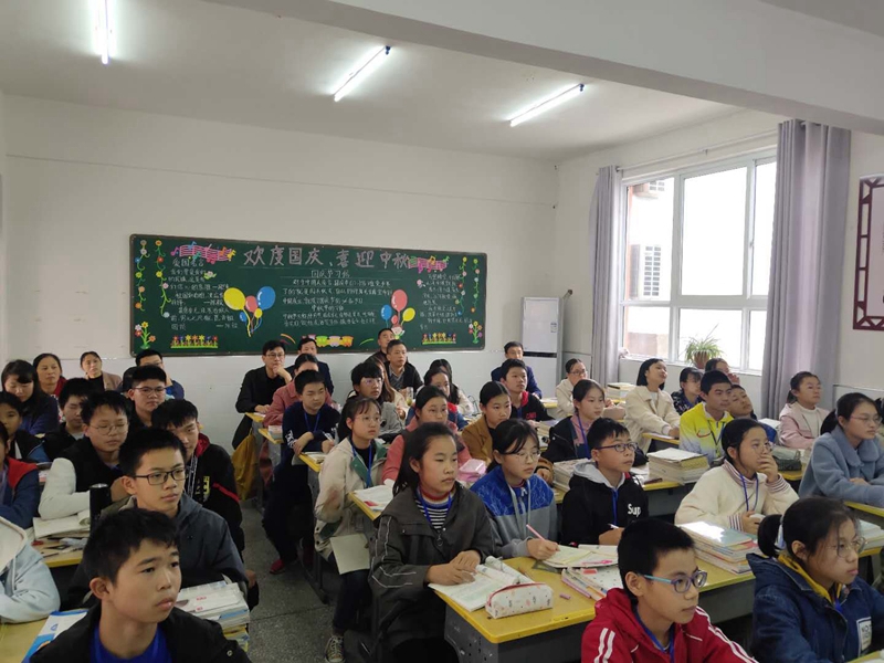 潢川县教研室领导到仁和中学开展推门听课活动1.jpg 潢川县教研室领导到仁和中学开展推门听课活动1.jpg