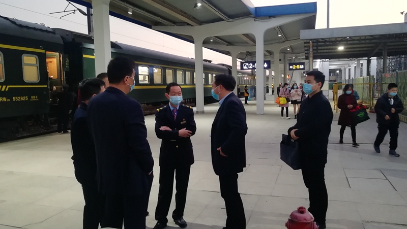 县疫情防控指挥部办公室到火车站、汽车站协调指导秋冬季疫情防控工作 (3).jpg