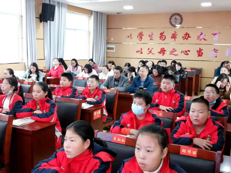 潢川一小圆满承办第一中心教研组教研活动2.jpg 潢川一小圆满承办第一中心教研组教研活动2.jpg