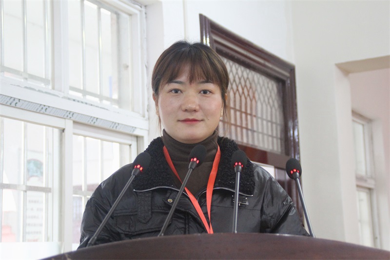 余晓娟同志作了集团工作报告.jpg 余晓娟同志作了集团工作报告.jpg