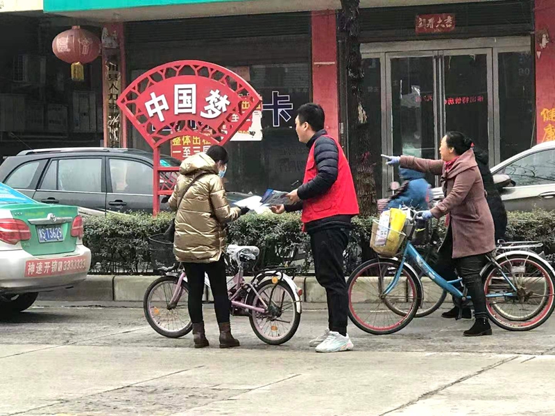 向行人发放.jpg 向行人发放.jpg