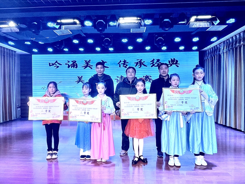 领导颁奖2.jpg 领导颁奖2.jpg