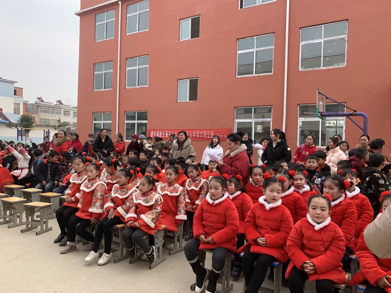 黄湖小学举行“放飞童心,展望未来”庆元旦文艺汇演1.jpg 黄湖小学举行“放飞童心,展望未来”庆元旦文艺汇演1.jpg