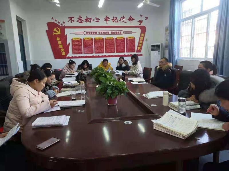 潢川一小召开复习研讨会2.jpg