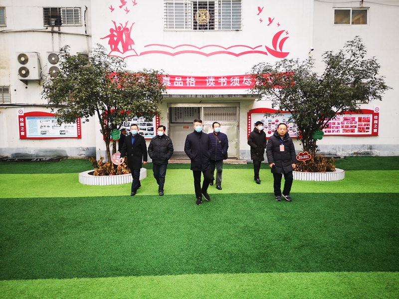 县教体局副局长张培双一行莅临潢川一中初中部检查指导期末考试工作.jpg 县教体局副局长张培双一行莅临潢川一中初中部检查指导期末考试工作.jpg
