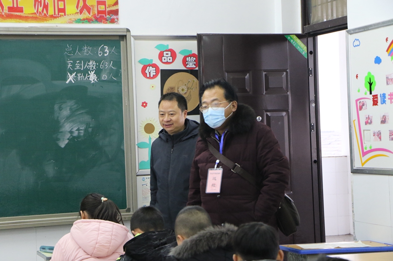 县教研室领导莅临潢川一小巡视期末测试情况1.JPG