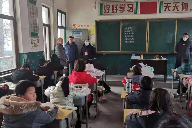 县教体局领导深入潢川八小期末考试现场进行巡考.jpg 县教体局领导深入潢川八小期末考试现场进行巡考.jpg