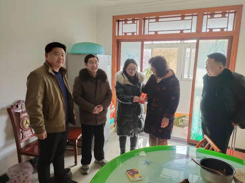 仁和中学顺利开展春节慰问学校退休教职工活动.jpg
