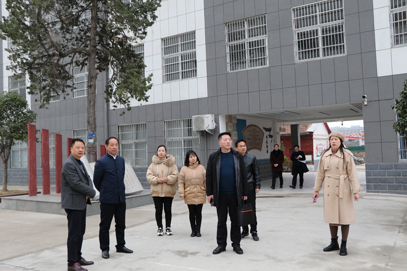 潢川县教体局局长黄建新一行莅临潢川一小调研指导春季开学工作1.JPG
