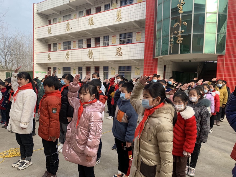黄湖小学举行开学典礼暨安全教育集会2.jpg 黄湖小学举行开学典礼暨安全教育集会2.jpg
