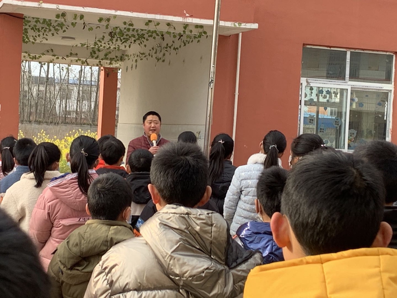 黄湖小学举行开学典礼暨安全教育集会5.jpg 黄湖小学举行开学典礼暨安全教育集会5.jpg
