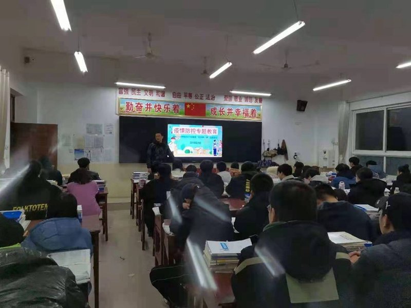 3月1日信阳工业学校开学第一课班会照片.jpg