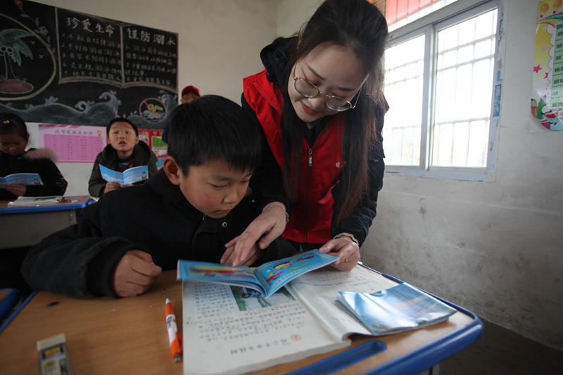 供电公司徐莉给小朋友讲解安全知识 (2).jpg