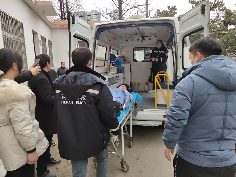 体育课晕倒、救治 (1).jpg