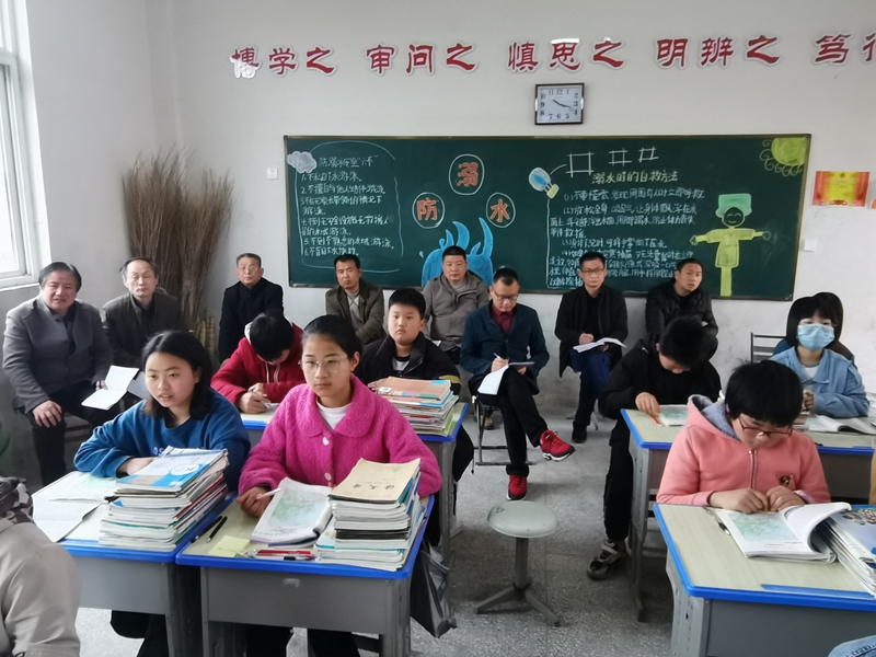 教研活动听课现场1.jpg 教研活动听课现场1.jpg