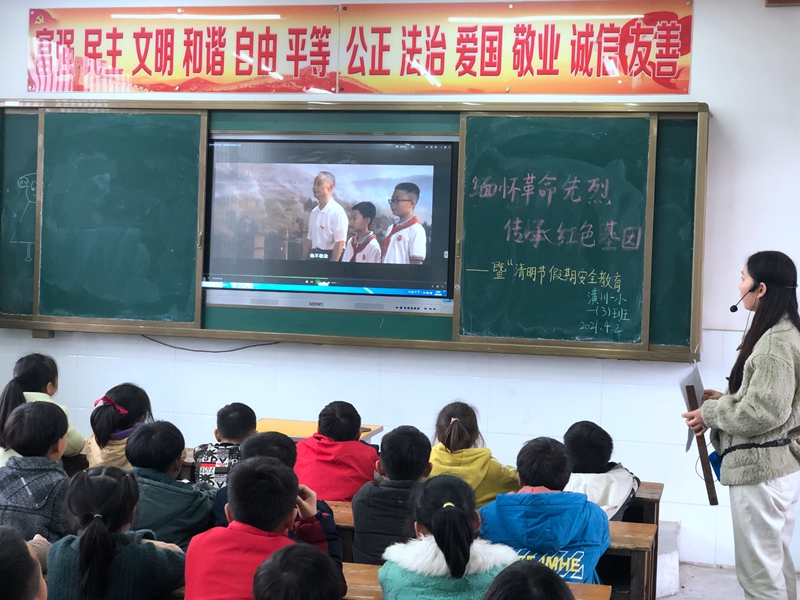 观看革命历史影像资料 (2).JPG