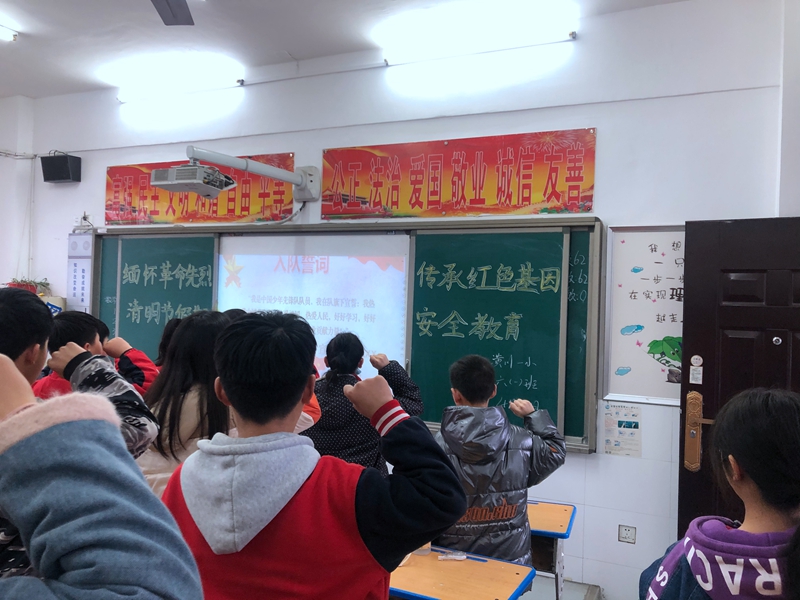 重温入队誓词.JPG