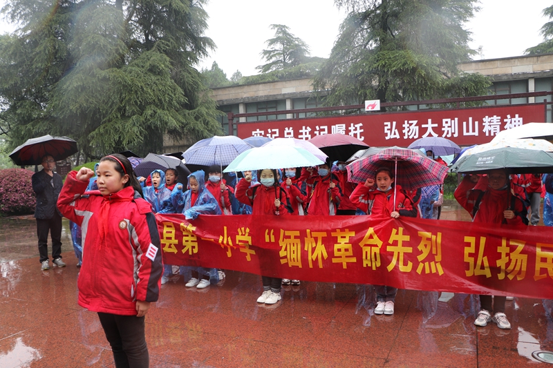 潢川一小开展“缅怀革命先烈 弘扬民族精神”主题教育活动6.JPG