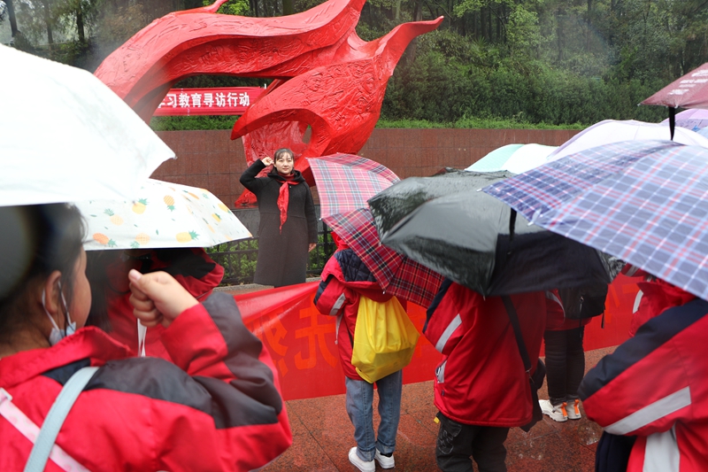 潢川一小开展“缅怀革命先烈 弘扬民族精神”主题教育活动7.JPG