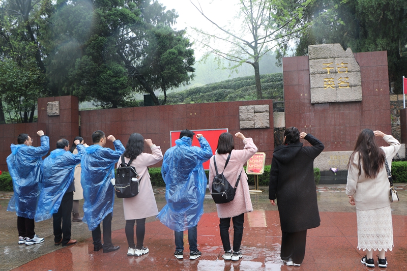 潢川一小开展清明祭英烈主题党日活动2.JPG