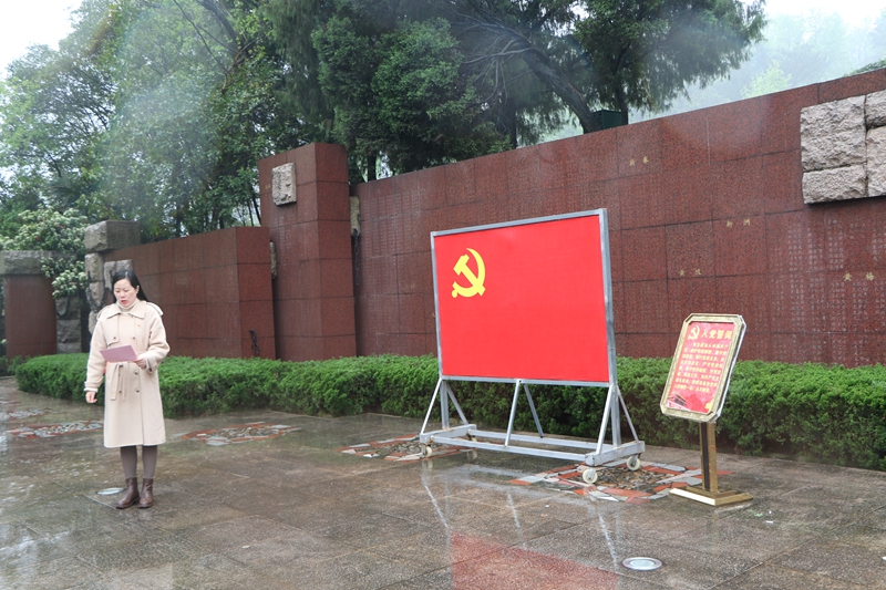 潢川一小开展清明祭英烈主题党日活动3.JPG