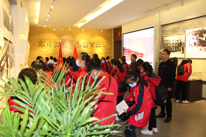 潢川一小开展清明祭英烈主题党日活动7.JPG
