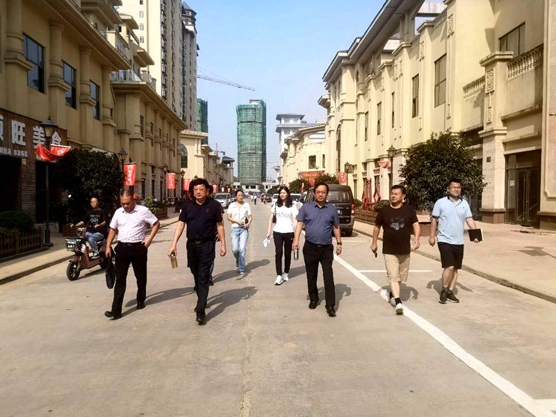 图四:县政府副县长胡峰对小区配套幼儿园治理进行现场调研.jpg 图四:县政府副县长胡峰对小区配套幼儿园治理进行现场调研.jpg