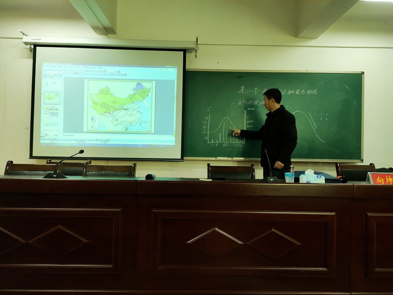 向老师为省级骨干教师上示范课.jpg