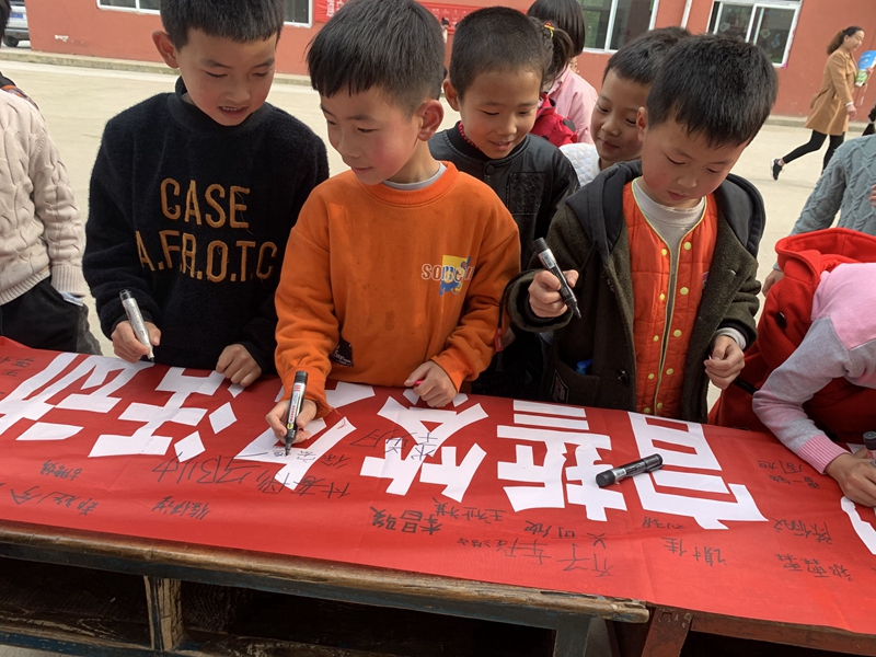 黄湖小学举行“珍爱生命 谨防溺水 从我做起”主题签名活动10.jpg 黄湖小学举行“珍爱生命 谨防溺水 从我做起”主题签名活动10.jpg