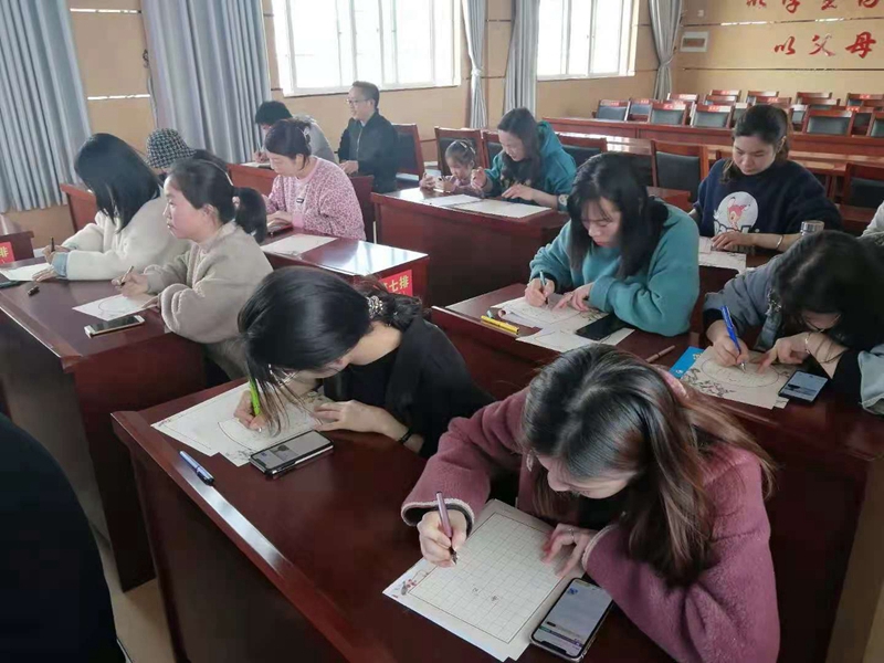 潢川一小举行第四届“明德杯”教师基本功大赛1.jpg 潢川一小举行第四届“明德杯”教师基本功大赛1.jpg