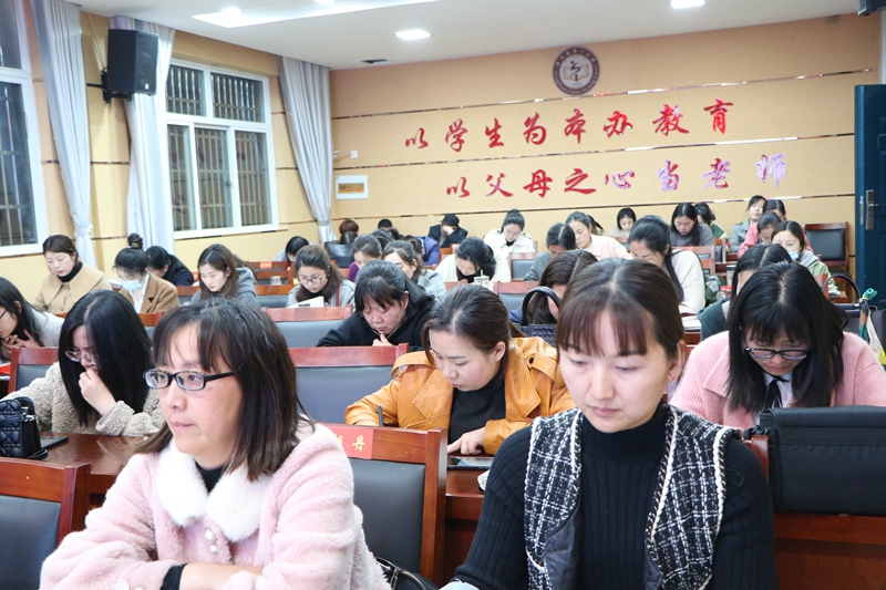 潢川一小传达贯彻全国中小学幼儿园安全工作视频会议精神暨校园安全工作推进会4.JPG