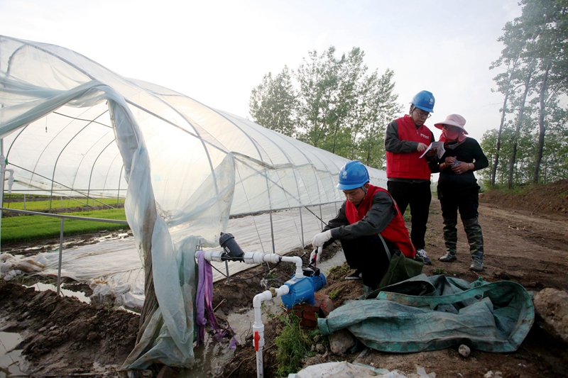 潢川县供电供电公司党员服务队队员高君、凡慧杰帮助用户李梅先修抽水设备.jpg 潢川县供电供电公司党员服务队队员高君、凡慧杰帮助用户李梅先修抽水设备.jpg