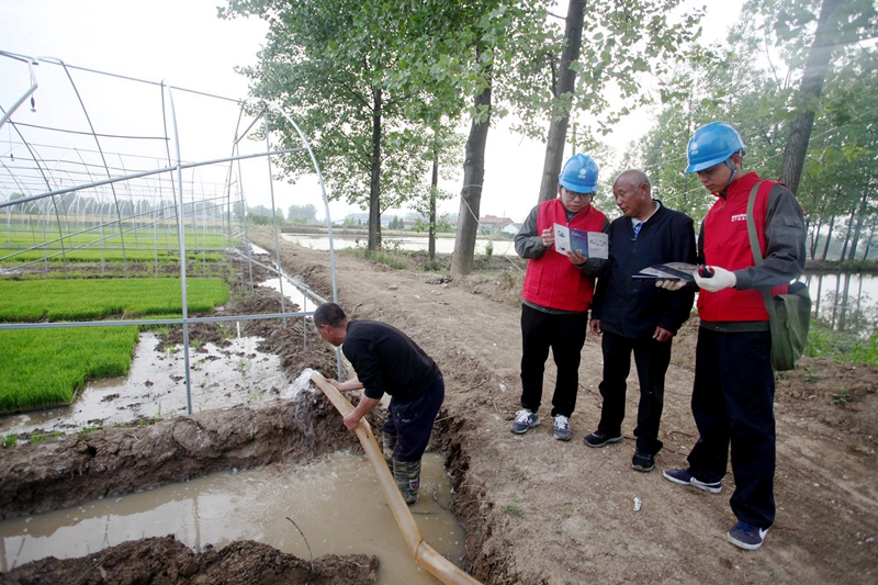 潢川县供电供电公司党员服务队队员高君、凡慧杰向用户牛建国宣传安全用电知识.jpg 潢川县供电供电公司党员服务队队员高君、凡慧杰向用户牛建国宣传安全用电知识.jpg