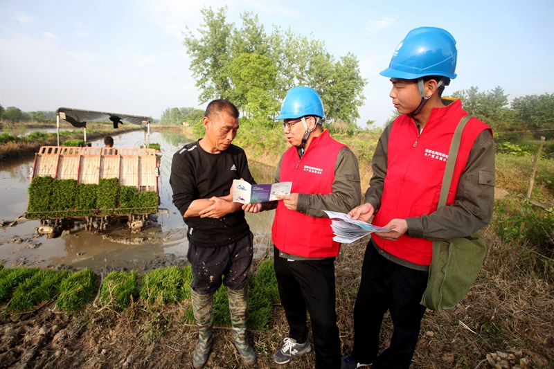 潢川县供电供电公司党员服务队队员高君、樊慧杰向用户宣传安全用电知识、推广网上国网缴费系统.jpg 潢川县供电供电公司党员服务队队员高君、樊慧杰向用户宣传安全用电知识、推广网上国网缴费系统.jpg