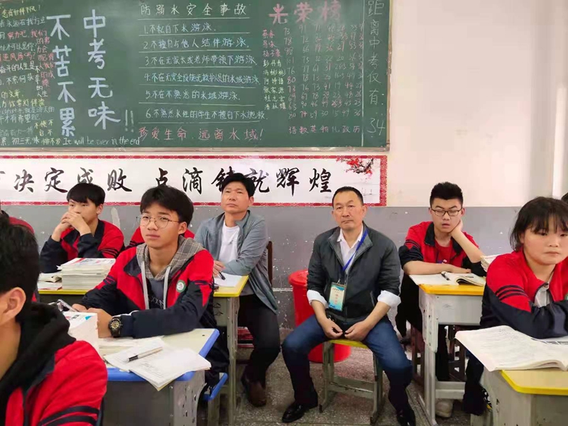 县教科所所长刘伟在听课.jpg 县教科所所长刘伟在听课.jpg