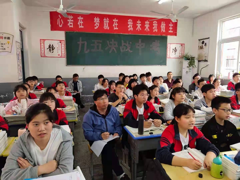 县教研室副主任孔德明在听课.jpg 县教研室副主任孔德明在听课.jpg