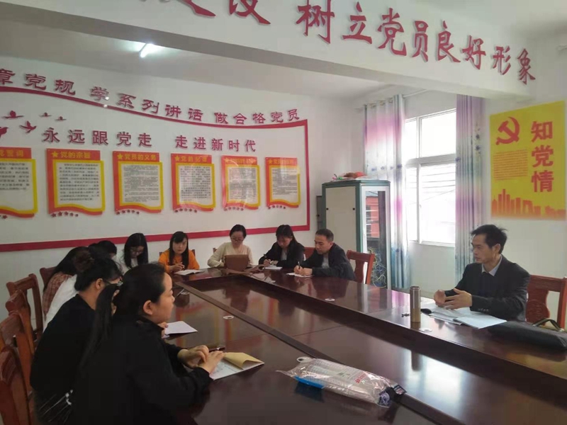 评课座谈现场.jpg 评课座谈现场.jpg