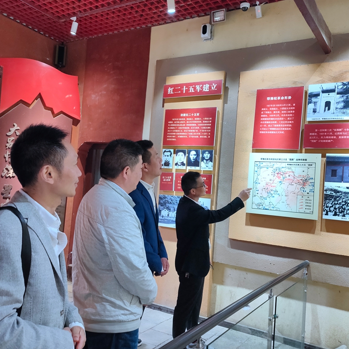 参观历史文物.jpg 参观历史文物.jpg