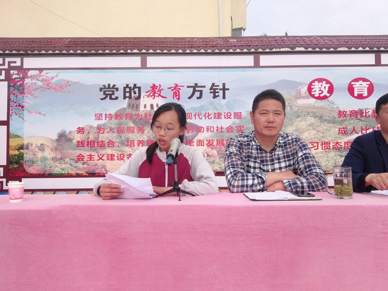 学生代表李文佳发言.jpg 学生代表李文佳发言.jpg