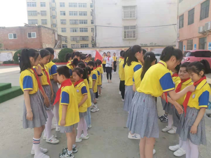 老队员为新队员佩戴红领巾2.jpg 老队员为新队员佩戴红领巾2.jpg
