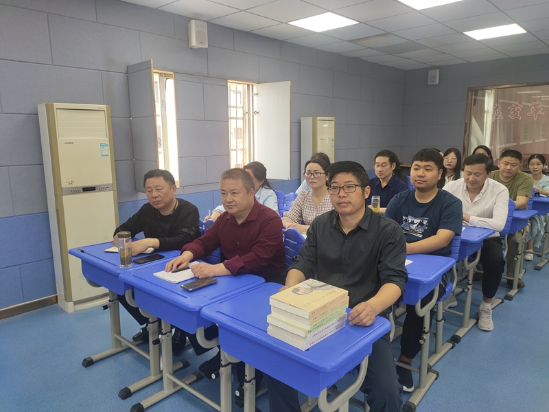 原上海大学校长杨德广教授走进仁和中学 (2).jpg