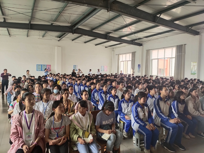 原上海大学校长杨德广教授走进仁和中学 (13).jpg