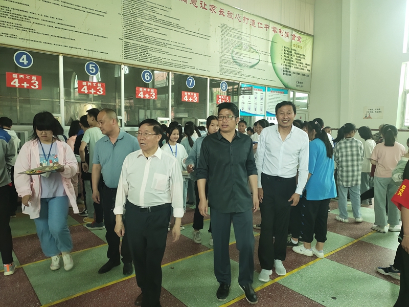 原上海大学校长杨德广教授走进仁和中学 (7).jpg