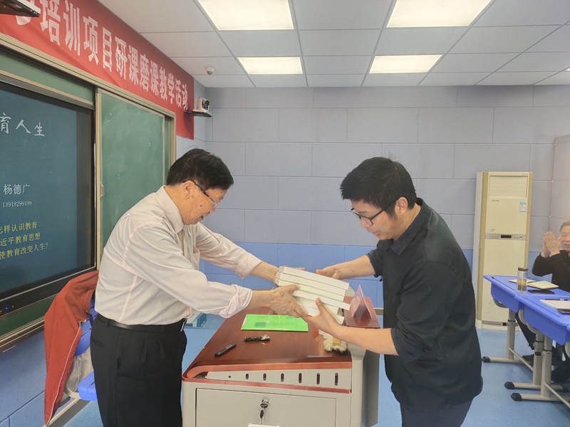 原上海大学校长杨德广教授走进仁和中学 (19).jpg